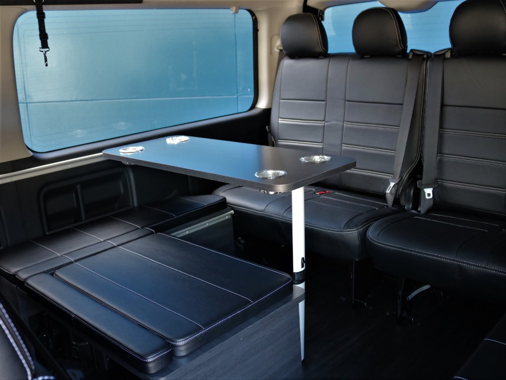 3列目には後ろ向きシートが設置されています。シートの前にテーブルを設置したり、４列目シートと対面が出来ます！