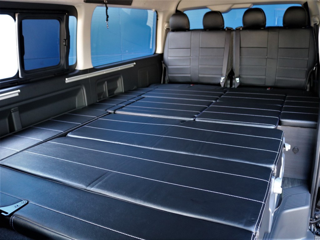 Ver2をフルフラット展開した状態です。ワゴンなのに後席全てがフルフラット状態！　ハイエースの常識を覆すシートアレンジです。