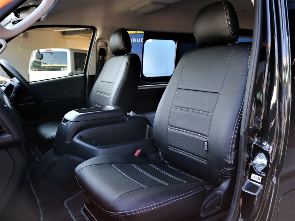 １列目、４列目シートにはFLEXオリジナルのレザー調シートカバーを装着しています！　高級感を演出すると共にシートの保護効果も期待出来る仕様になっております！