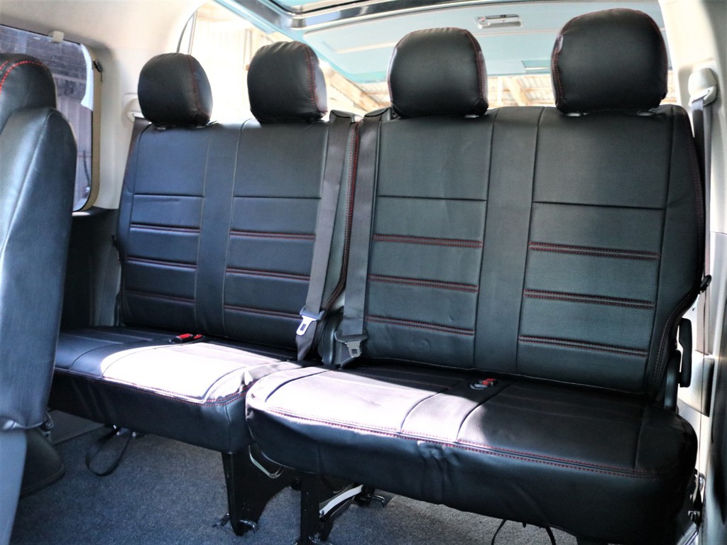 ブラックレザー調シートカバー（レッドステッチ）を装着☆車内の高級感を演出すると共に、純正シートの保護効果も期待出来ます。