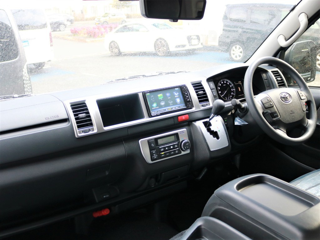 電装系にはSDフルセグナビ、フリップダウン後席モニター、ビルトインETCを完備！　追加カスタムでインテリアパネル等によって更にコックピット内に高級感を与える事も可能！