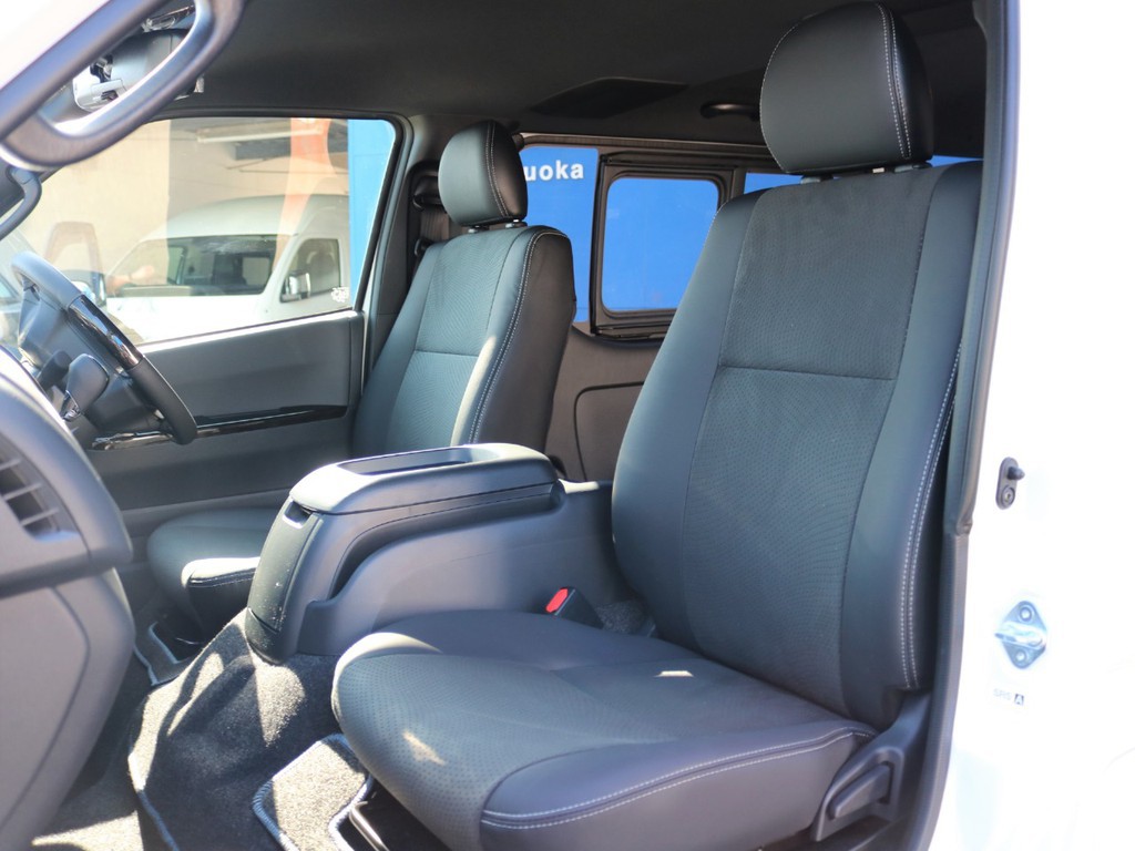 ダークプライムＩＩ特別仕様車専用装備のハーフレザーシートです。そのままハーフレザーシートを生かすのも、シートカバーを装着してお好みのシートにカスタマイズも可能です♪