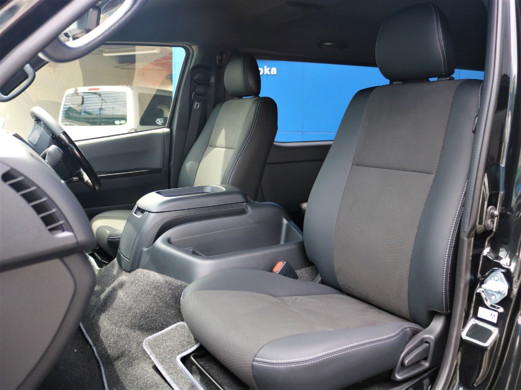 ダークプライムＩＩ特別仕様車専用装備のハーフレザーシートです。そのままハーフレザーシートを生かすのも、シートカバーを装着してお好みのシートにカスタマイズも可能です♪
