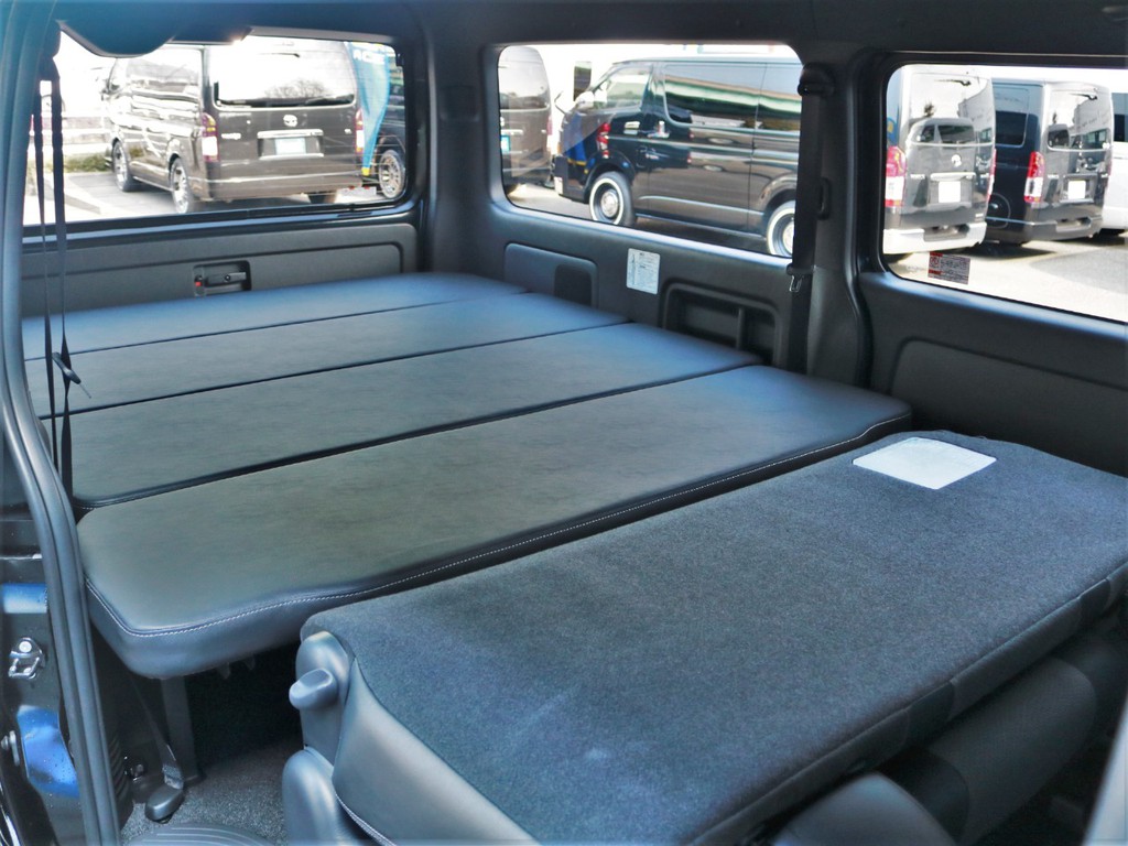 フルフラットにすれば車中泊も可能になります☆こちらのベッドキットは土台を含めて工具を使わずに簡単に取り外しが可能です。