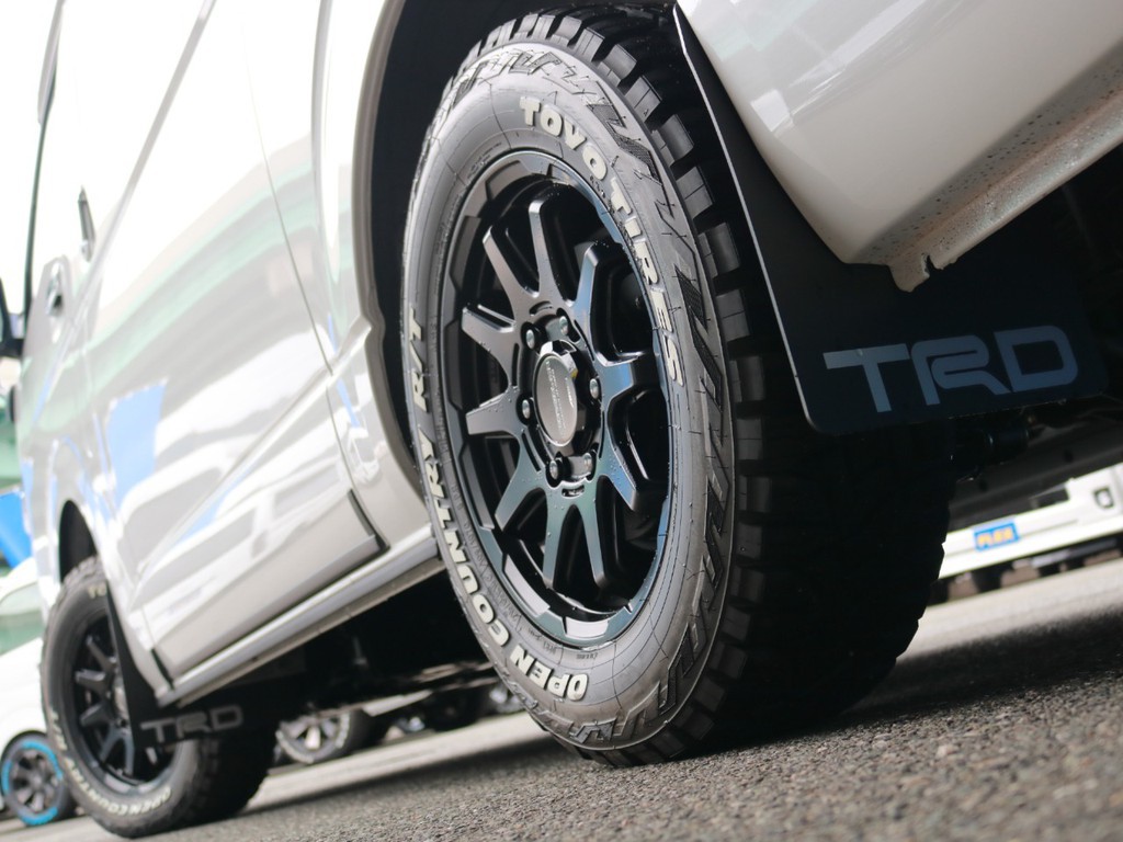 フロント部分にはTRDバンパーガードを装着☆足回りにはTRDマッドフラップ（ブラック）も装着されており、キャンプや車中泊等のアウトドアでのご利用に適した【オフロードPKG】に仕上がっております！