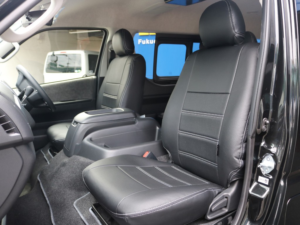 FLEXオリジナルレザー調シートカバーを装着済み！　車内に統一感を与えると共に、純正シートの保護効果も期待出来ます。
