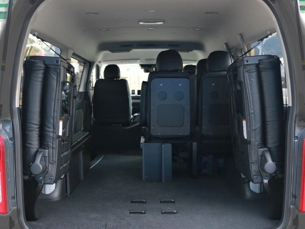 4列目シートは跳ね上げ収納する事が可能です。これによってワゴンなのに広々とした荷室スペースを確保する事が可能となります。