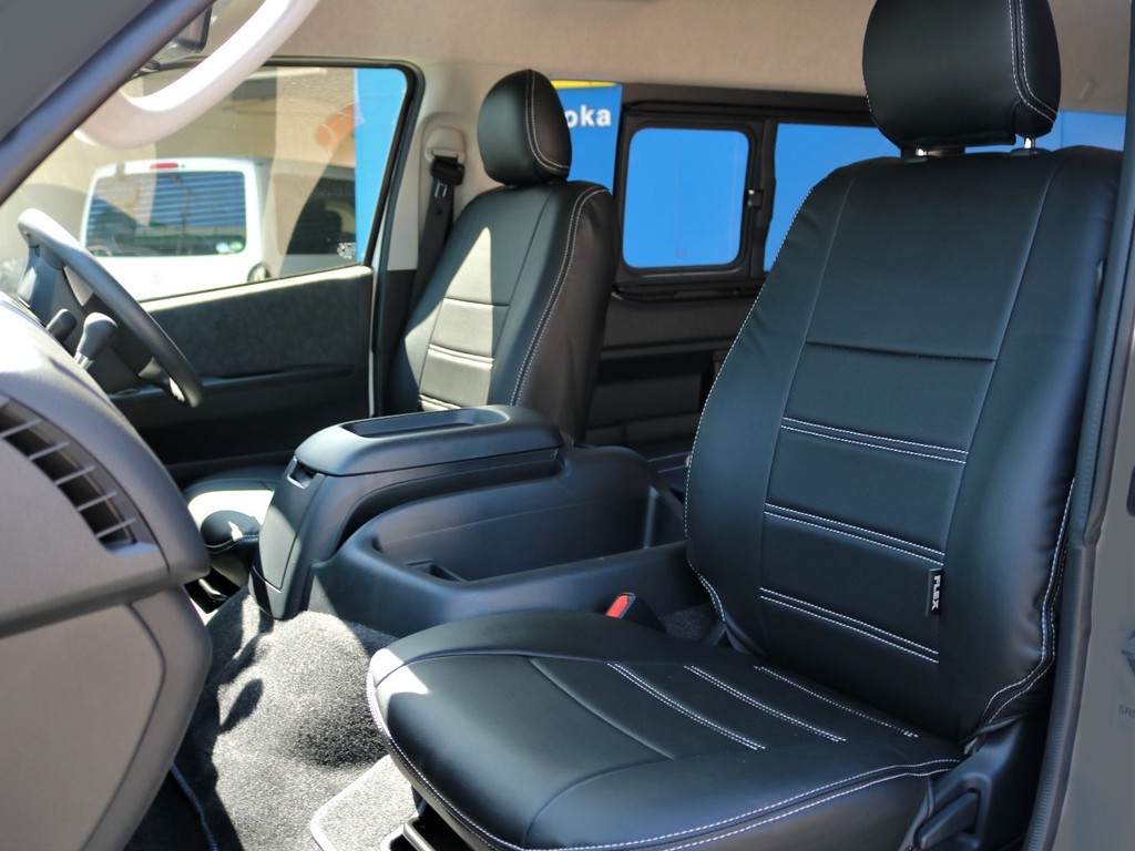 FLEXレザー調シートカバーを装着済み！　車内の高級感を演出すると共に、純正シートの保護効果も期待出来ます。