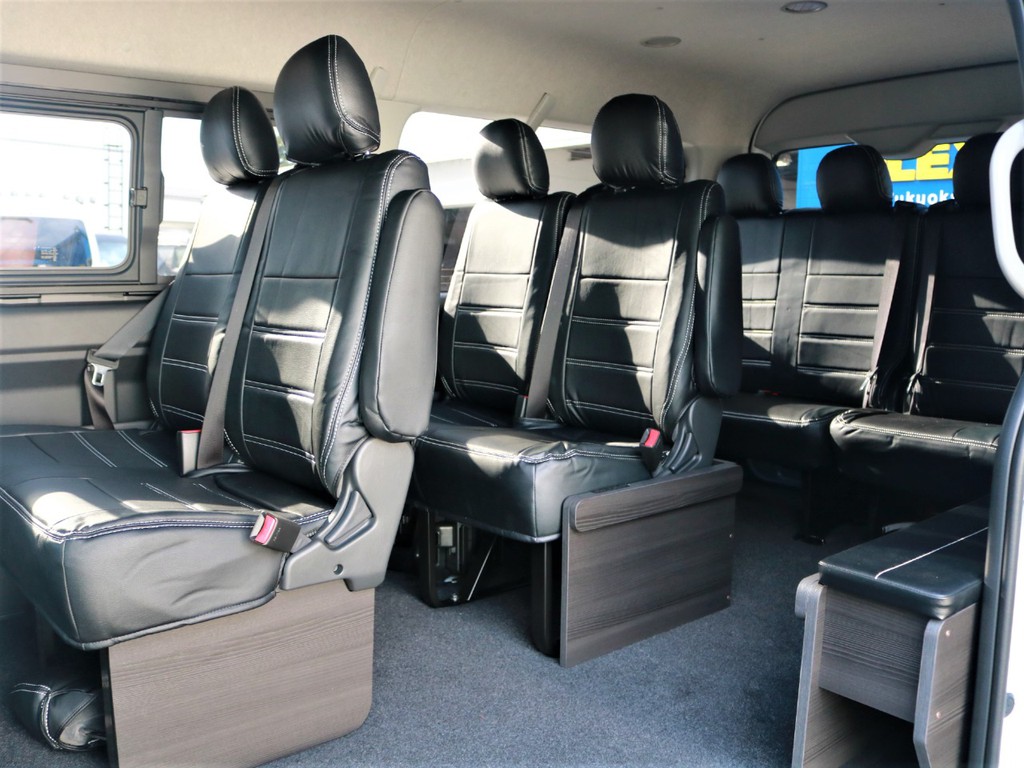 前向き10人乗り☆大人数の送迎や遠出の際に大活躍の一台です☆
