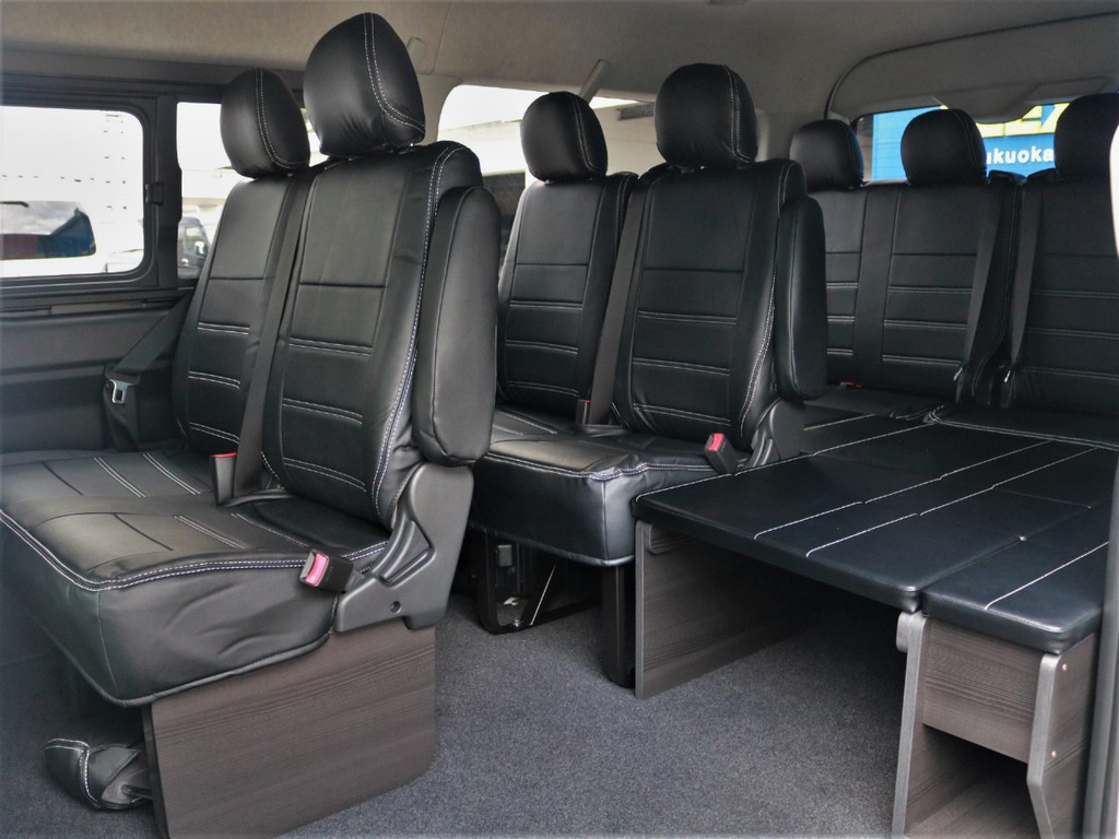 ゼロワゴンベッドを装着することで、前向き１０名定員を維持しながらベッドスペースも確保できるため、送迎でのご利用はもちろん、気軽に車中泊もお楽しみいただけます☆