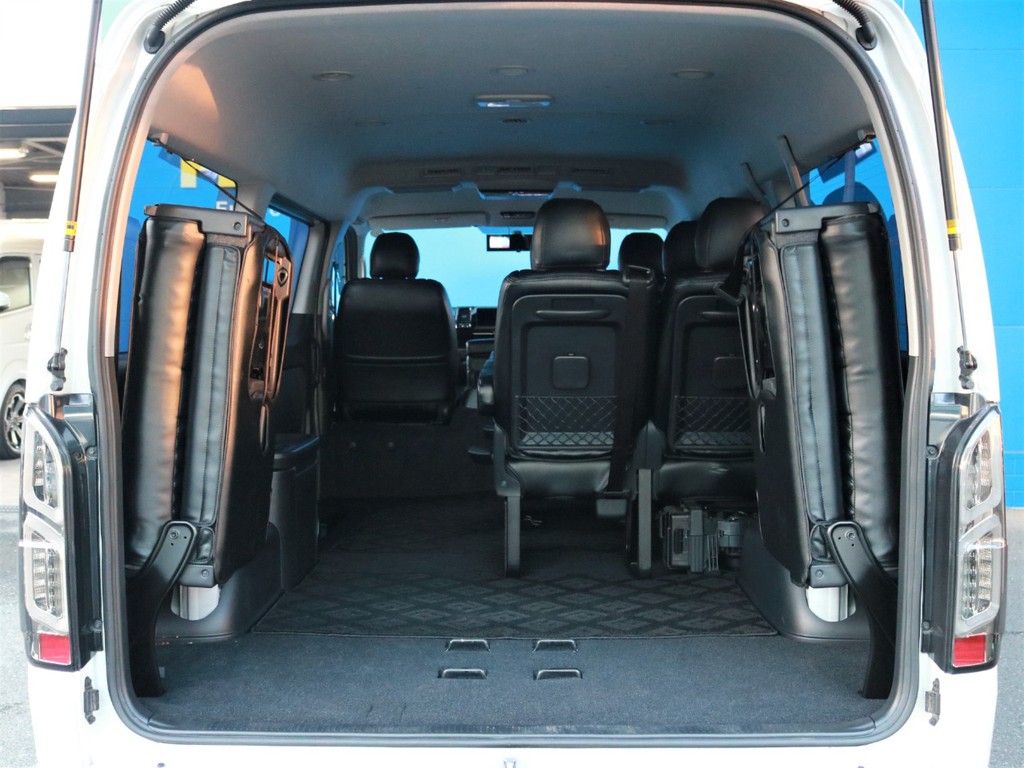 4列目シートは跳ね上げ収納する事が可能です。これによってワゴンなのに広々とした荷室スペースを確保する事が可能となります。