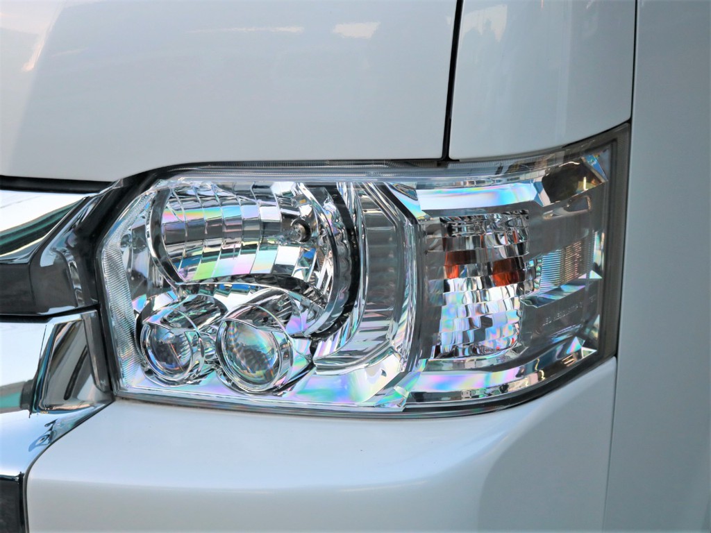 メーカーオプションのLEDヘッドライトを完備！　夜道を明るく照らしてくれます。