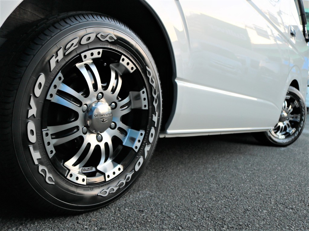 足回りはフレーダーマウスウ　クエルボ８　１６inchAW＆TOYO　H20ホワイトレタータイヤを装着☆