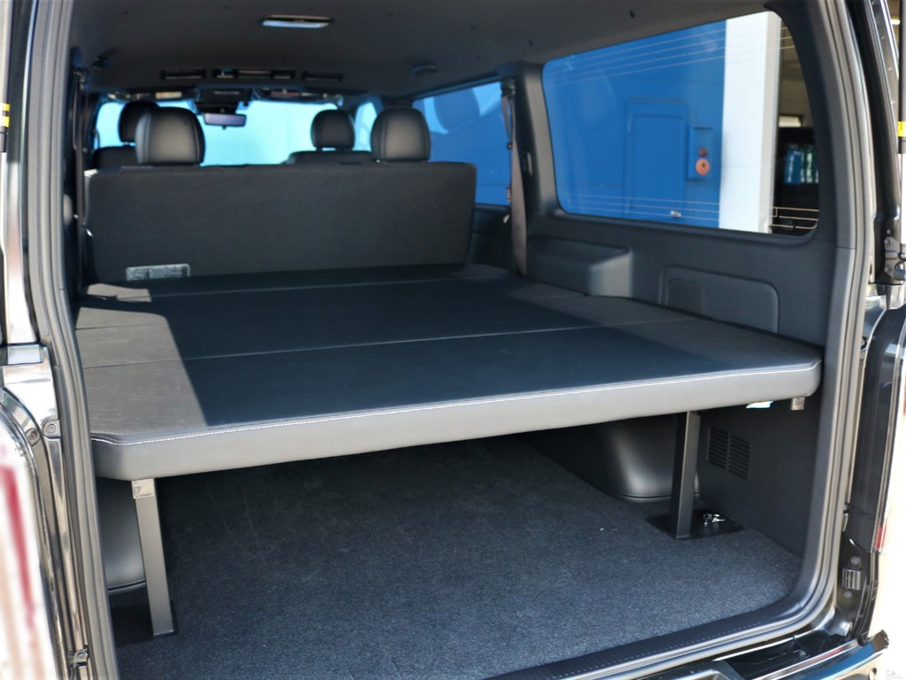 内装はFLEXオリジナルベッドキットをインストール！5段階に高さ調節可能で車中泊や荷物をたくさん積み込みたい方、ラゲッジスペースの目隠しなど使い勝手抜群！！！