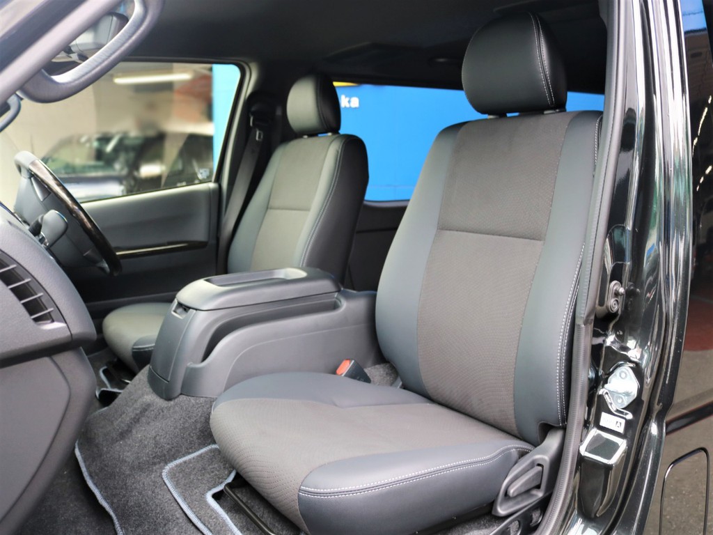 ダークプライムＩＩ特別仕様車専用装備のハーフレザーシートです。そのままハーフレザーシートを生かすのも、シートカバーを装着してお好みのシートにカスタマイズも可能です♪