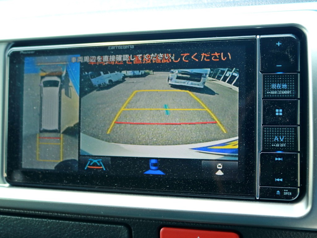 カロッツェリアSDフルセグナビを搭載！　ナビとしては勿論、オーディオや映像モニターとしてもご活用頂けます。バックカメラやパノラミックビューモニターの映像はナビモニターに出力されます。