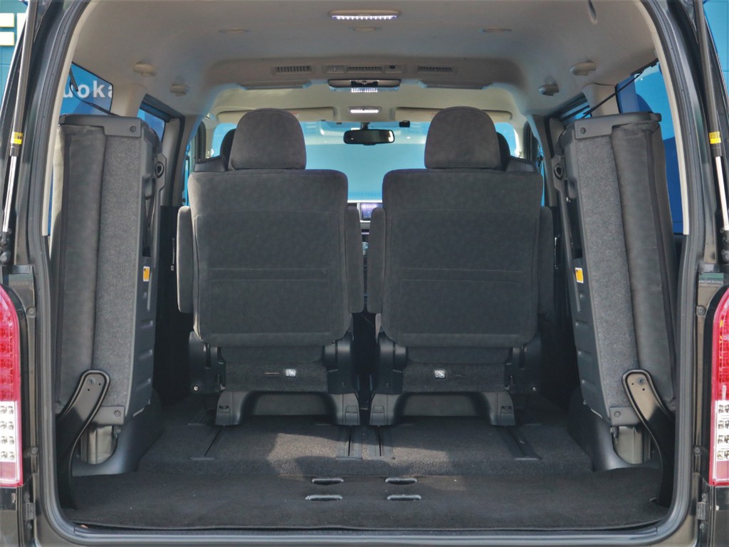 4列目シートは跳ね上げ収納する事が可能です。これによって広々とした荷室スペースを確保する事が可能となります。