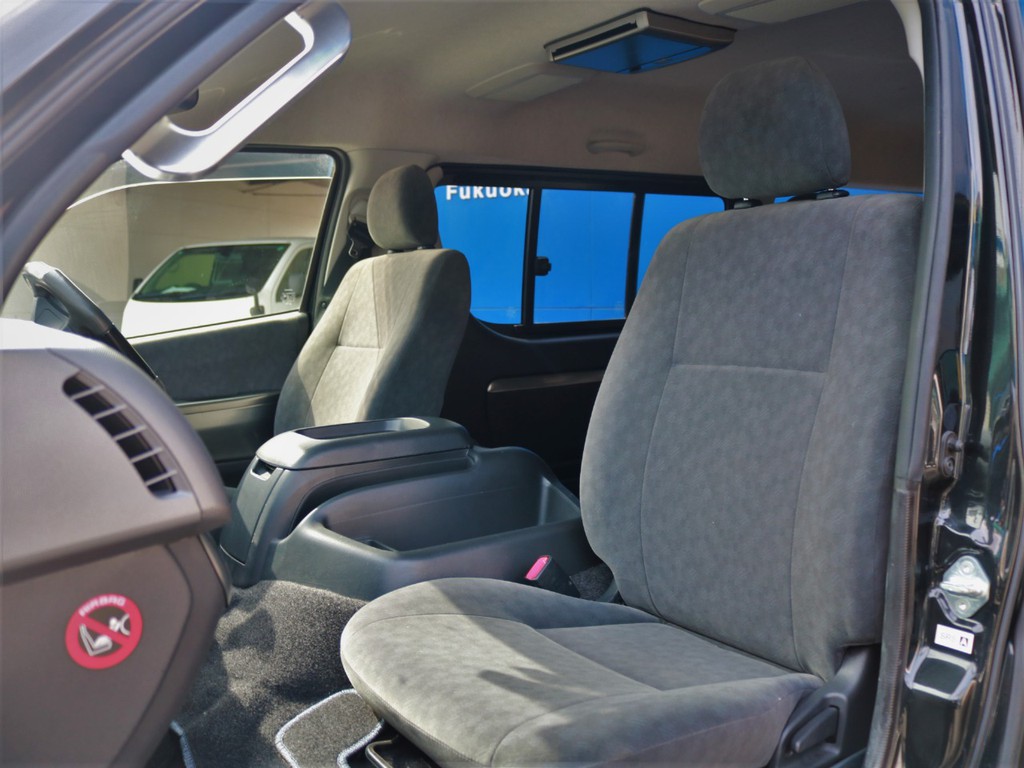 外装のドレスアップパーツからナビ・フリップダウンモニター等の電装装備に防振・断熱施工や足回り強化パーツも装着されておりカスタムも充実の１台！ご要望に応じて、各種追加カスタムも承ります。