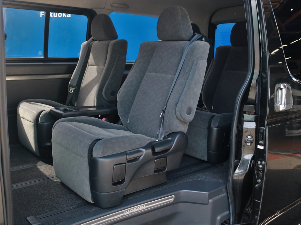 前後・左右のスライドが可能なシートなので、スペースを確保してリクライニングでゆったりお掛け頂く事も出来ます♪