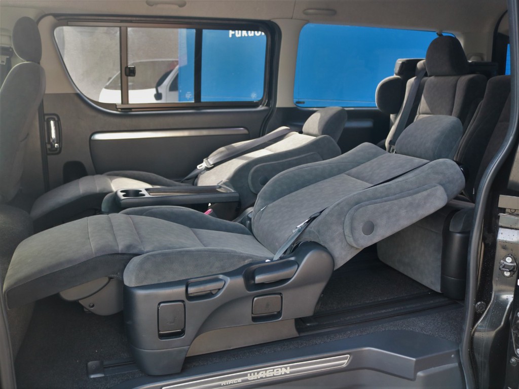 シーンに合わせて足元を伸ばしゆったり座っていただく事も可能です♪背もたれもリクライニング可能なシートです！