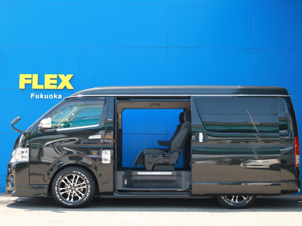 パワースライドドア（左側のみ）装備！乗り降りが大変楽になります。パワースライドドアは運転席からも操作することが可能です。反対側のスライドドアには小窓が設置されています。