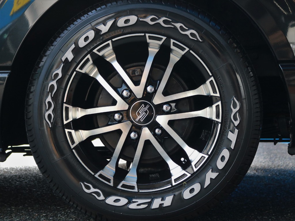 足回りにはゼロブレイクS　１７inchアルミホイールTOYO　H20ホワイトレタータイヤを装着済みです☆