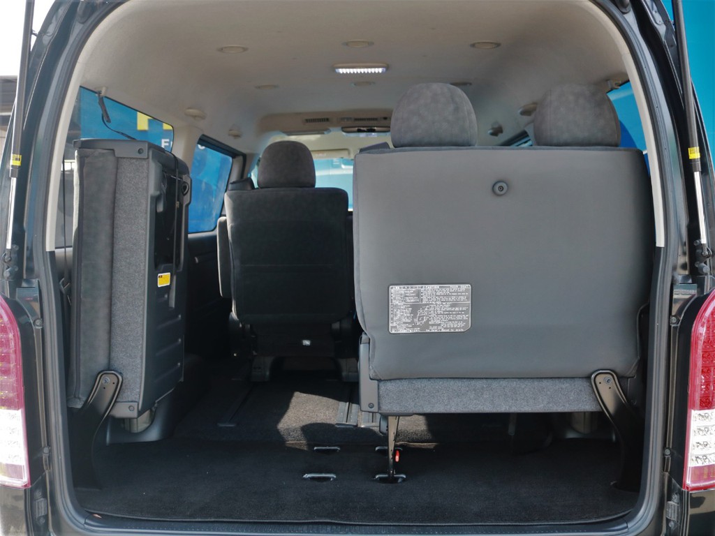 4列目シート跳ね上げ可能！ラゲッジスペース確保☆