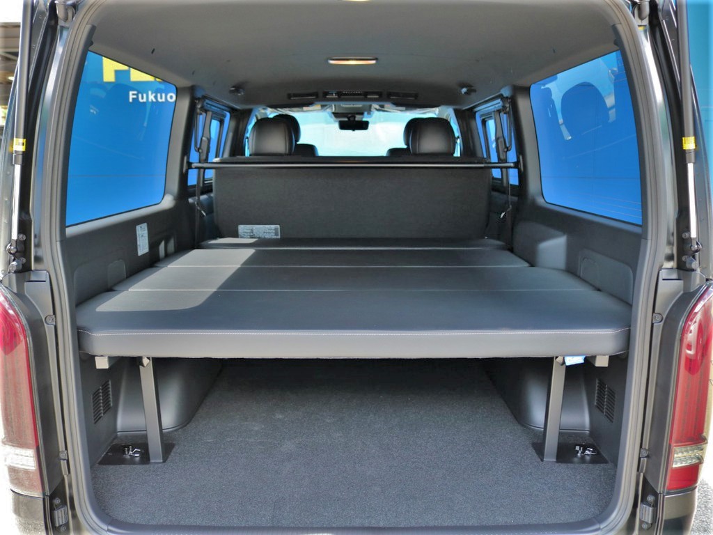 内装はFLEXオリジナルベッドキットをインストール！5段階に高さ調節可能で車中泊や荷物をたくさん積み込みたい方、ラゲッジスペースの目隠しなど使い勝手抜群！！