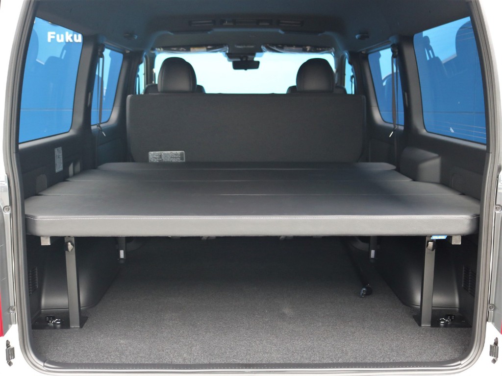 内装はFLEXオリジナルベッドキットをインストール！5段階に高さ調節可能で車中泊や荷物をたくさん積み込みたい方、ラゲッジスペースの目隠しなど使い勝手抜群！！
