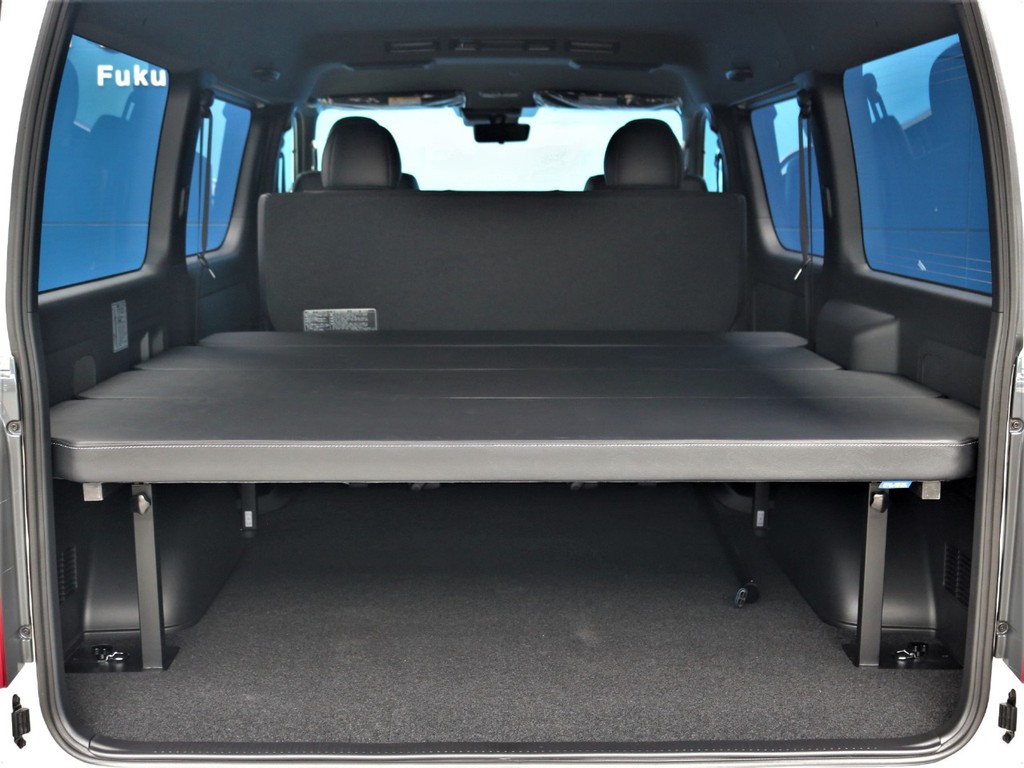 内装はFLEXオリジナルベッドキットをインストール！5段階に高さ調節可能で車中泊や荷物をたくさん積み込みたい方、ラゲッジスペースの目隠しなど使い勝手抜群！！