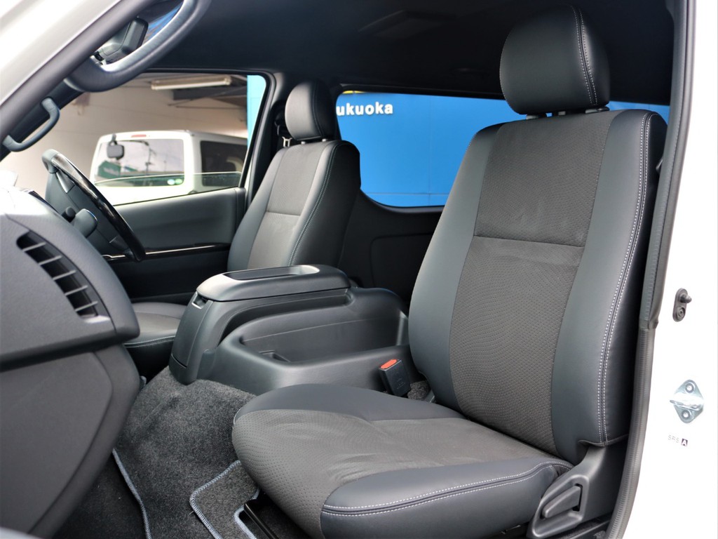 ダークプライムＩＩ特別仕様車専用装備のハーフレザーシートです。そのままハーフレザーシートを生かすのも、シートカバーを装着してお好みのシートにカスタマイズも可能です♪