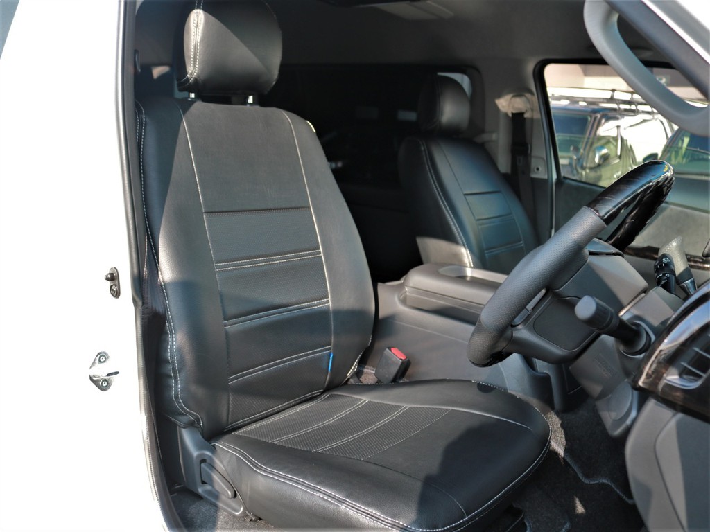 FLEXオリジナルレザー調シートカバーを装着済み！　車内に統一感を与えると共に、純正シートの保護効果も期待出来ます。