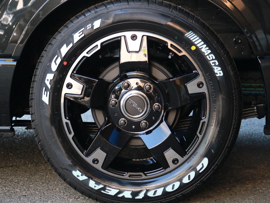 FLEXオリジナルDelf03　17インチAWを装着！　タイヤはナスカーホワイトレタータイヤを合わせています。