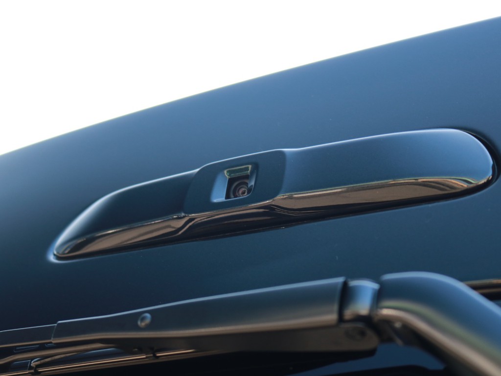 6型以降追加されたメーカーオプションのデジタルインナーミラー、パノラミックビューモニター、インテリジェントクリアランスソナーを完備！　写真はデジタルインナーミラーに後方の映像を送るカメラです。