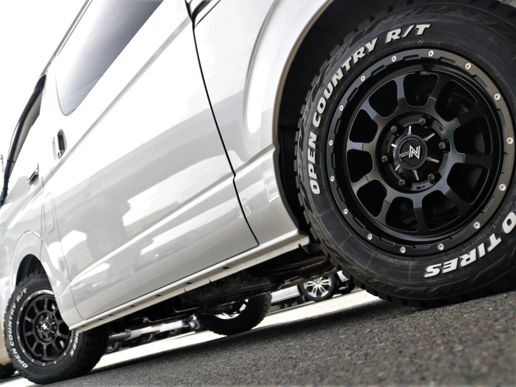 足回りにはナイトロパワー１６inchＡＷ　TOYOオープンカントリータイヤを装着しており、オフロードスタイルにはピッタリのチョイスです☆