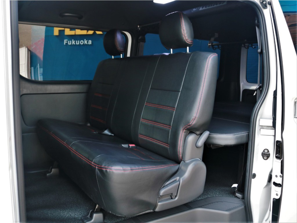 レザー調シートカバーを装着済み！　車内に統一感を与えると共に、純正シートの保護効果も期待出来ます。