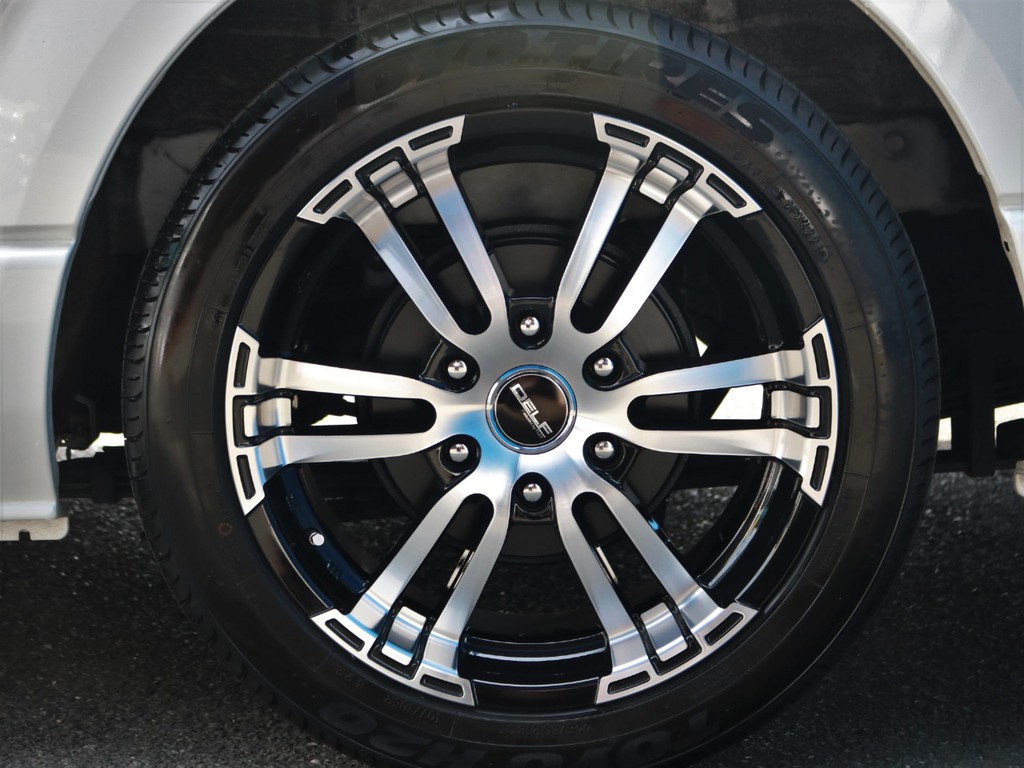 足回りにはFLEX　DELF02　１８インチアルミホイール　TOYO　H20タイヤを装着