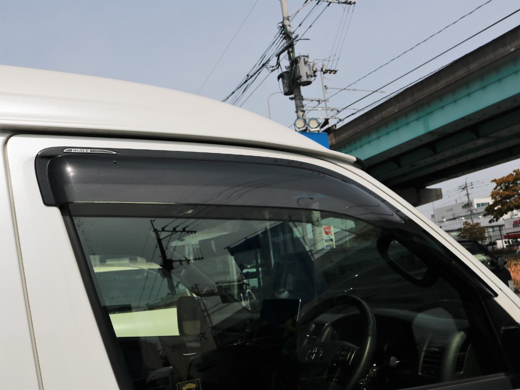 雨や日差しよけにもなるサイドバイザーも装着済みです