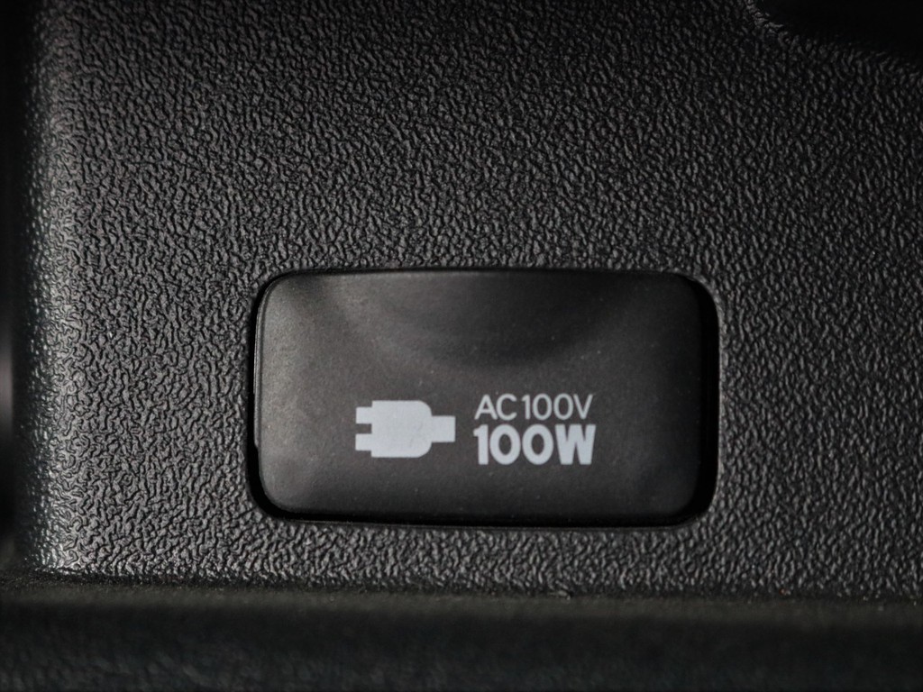 新車時メーカーオプションのＡＣ１００Ｖアクセサリーコネクタも完備！