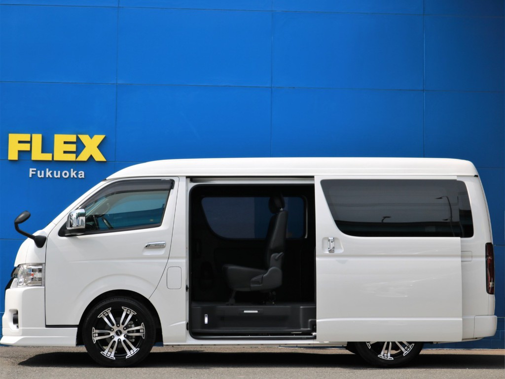 新車時メーカーオプションのパワースライドドアを完備！　乗り降りが大変楽になります。パワースライドドアは運転席からも操作することが可能です。