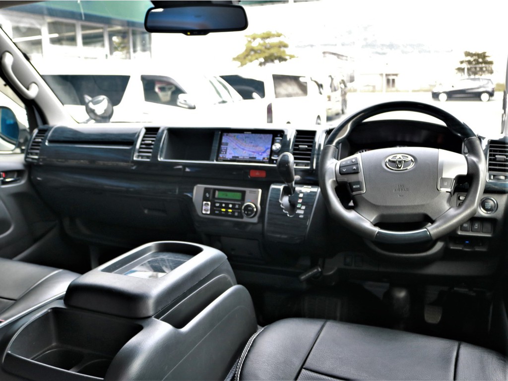 運転席周りには415コブラ インテリアパネル・コンビハンドル・シフトノブ(黒木目)を装着済み☆