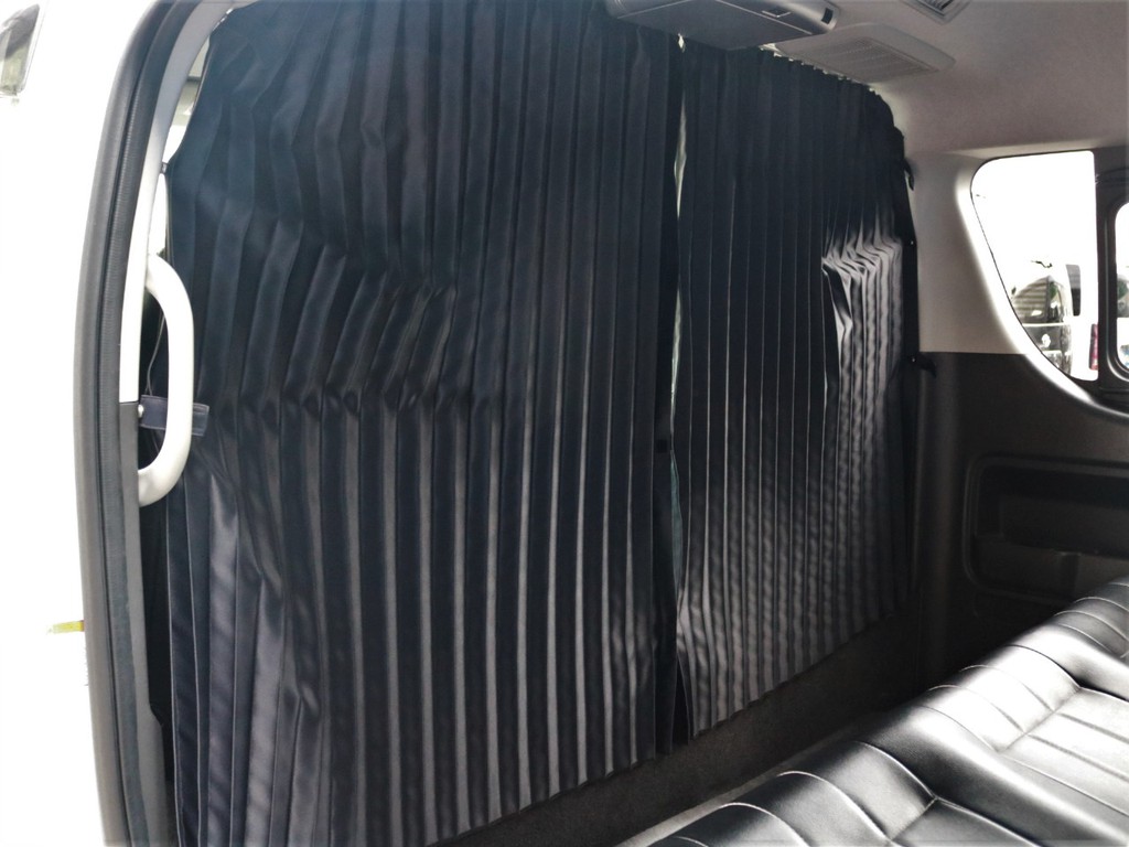 運転手からセカンドシートの間には、間仕切りカーテンも設置されているので車中泊や休憩中の目隠し効果もございます。