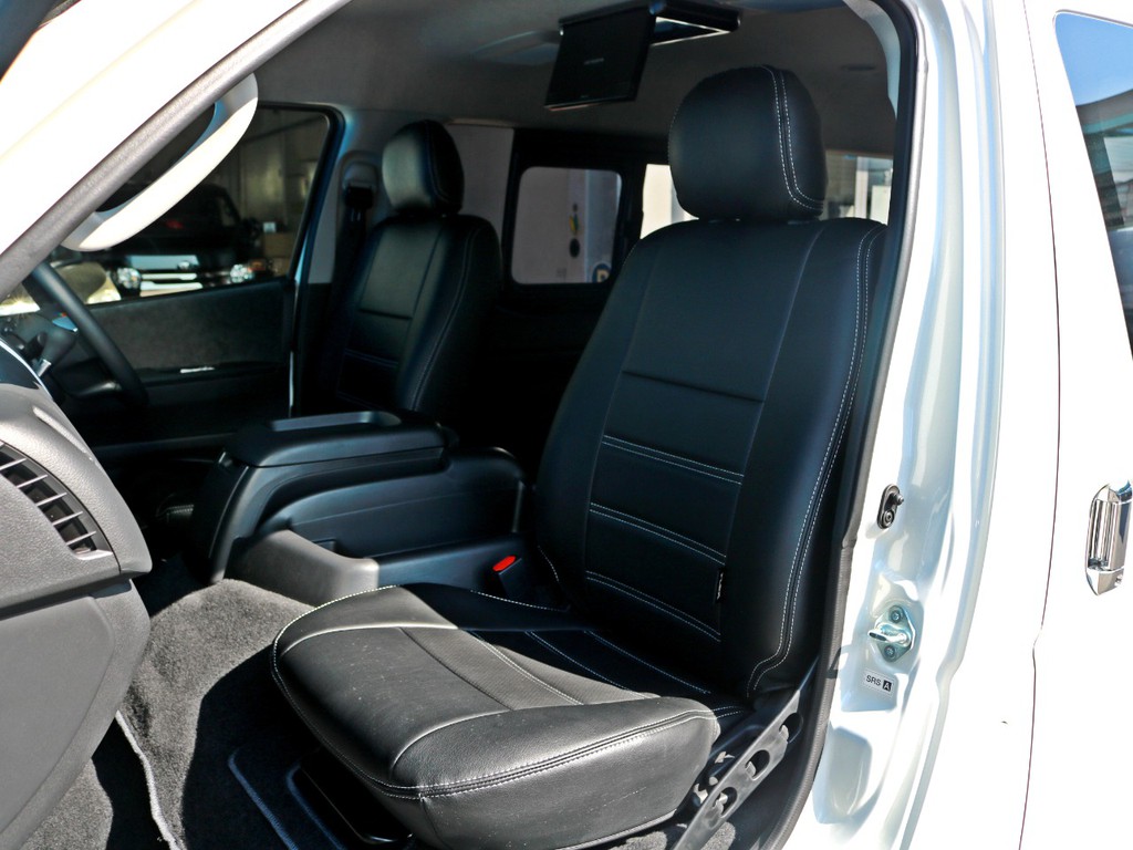 FLEXオリジナルレザー調シートカバーを完備！　シートアレンジに合った統一感あるシートカバーです。