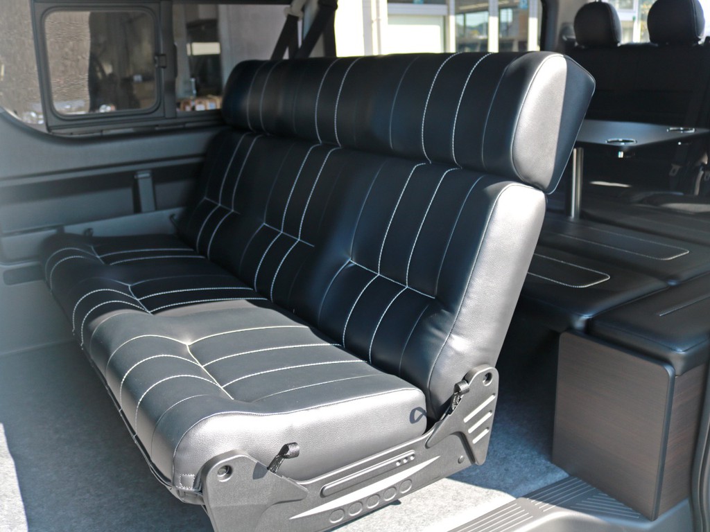 アレンジASの特徴の一つ大型バタフライタイプベンチシートです。このままでもフィット感のある前向き乗車が可能ですが、後ろ向きに切り替えたり、フルフラット車中泊モードに切り替えたりすることも可能です。