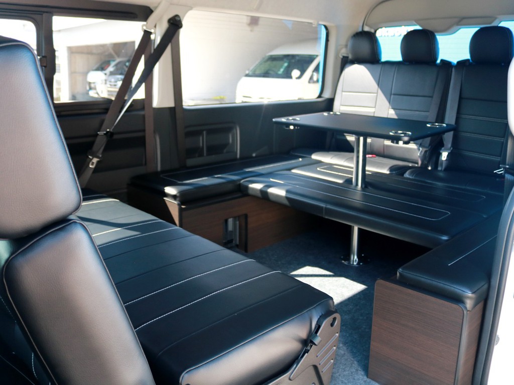 後ろ向き対座モードにした状態です。テーブル回りのベッドパネルを外す事も可能です。