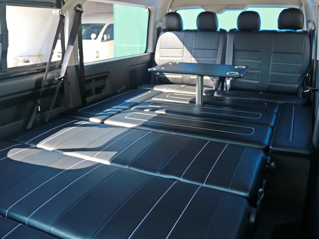 フルフラット車中泊モードです。テーブルを外して完全に後部座席全体をフラットにすることも可能です。