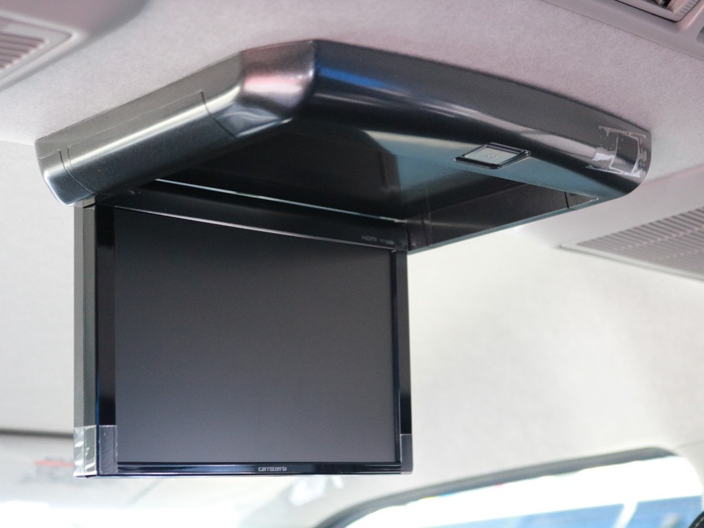 フリップダウン後席モニター完備！　後方のゲストにDVDやTVの映像を提供する事が可能です。