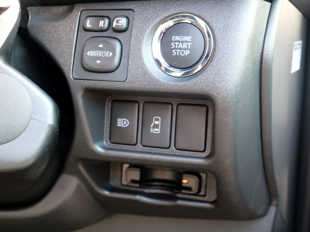 プッシュスタート＆スマートエントリーを完備！　オートハイビームやパワースライドドアのスイッチもこちらの操作部にあります。勿論、ハイウェイドライブの必需品ETCもビルトイン済みです！