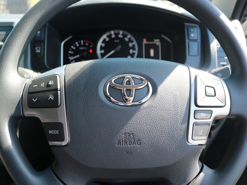 ステアリングリモコンを完備！　ハンドルから手を放す事無く音量調整やチャンネル変更が可能です。