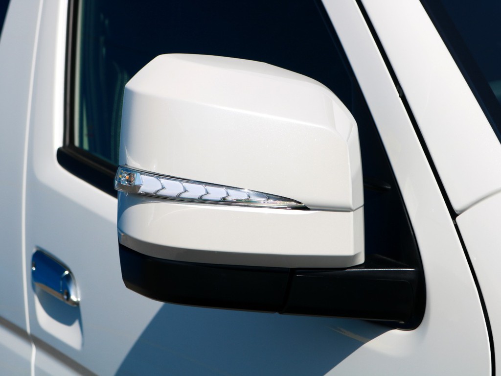 アベスト　ドアミラーウインカーを装着しています！　ミラー形状も6型対応モデルです。